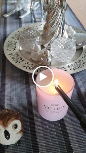 Kundeanmeldelse med video av Me-Time Raspberry Scented Soy Wax Candle