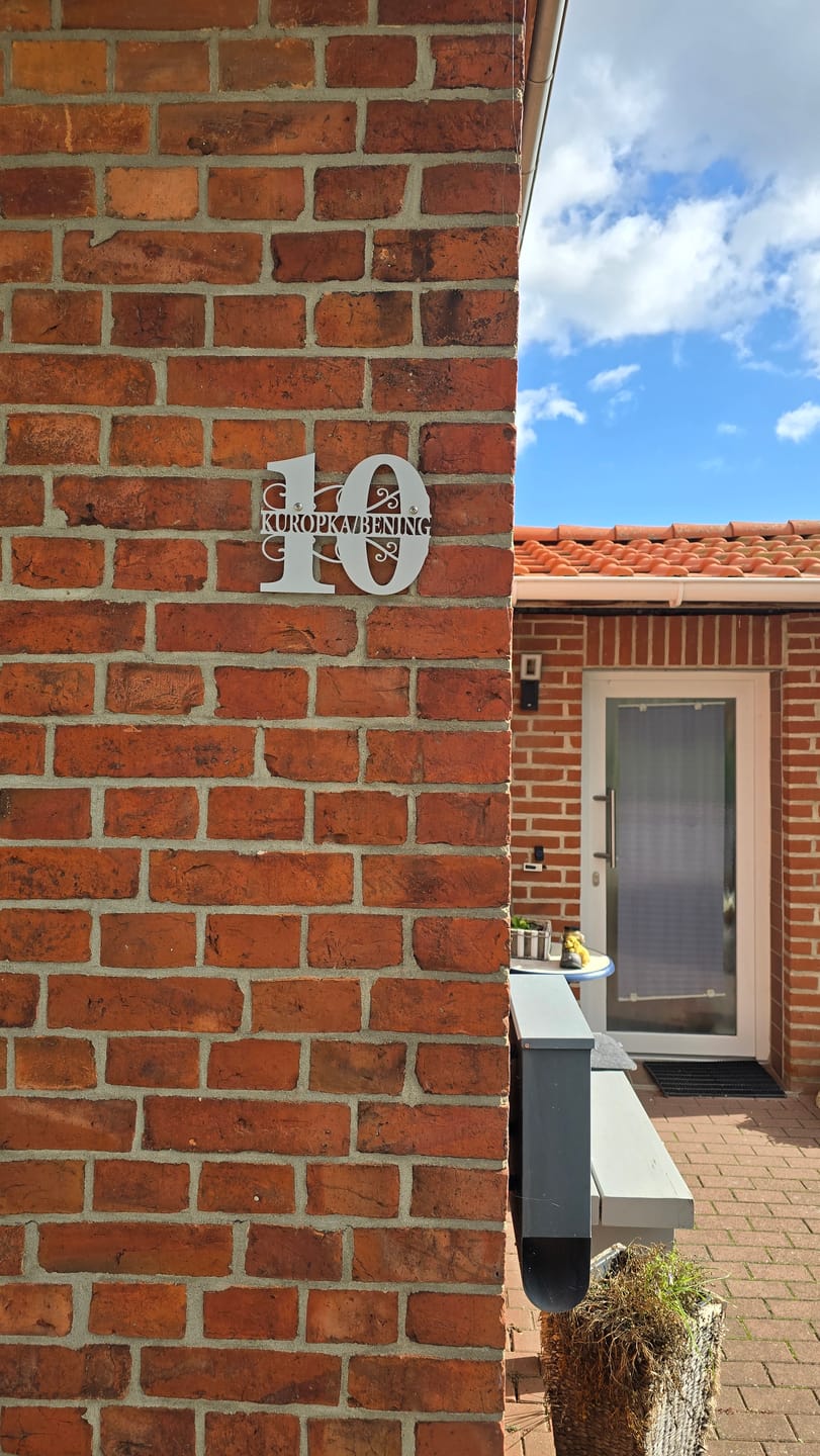 Customer photo review of Hausnummer-Türschild Ornamental Style mit Familiennamen (personalisierbar)