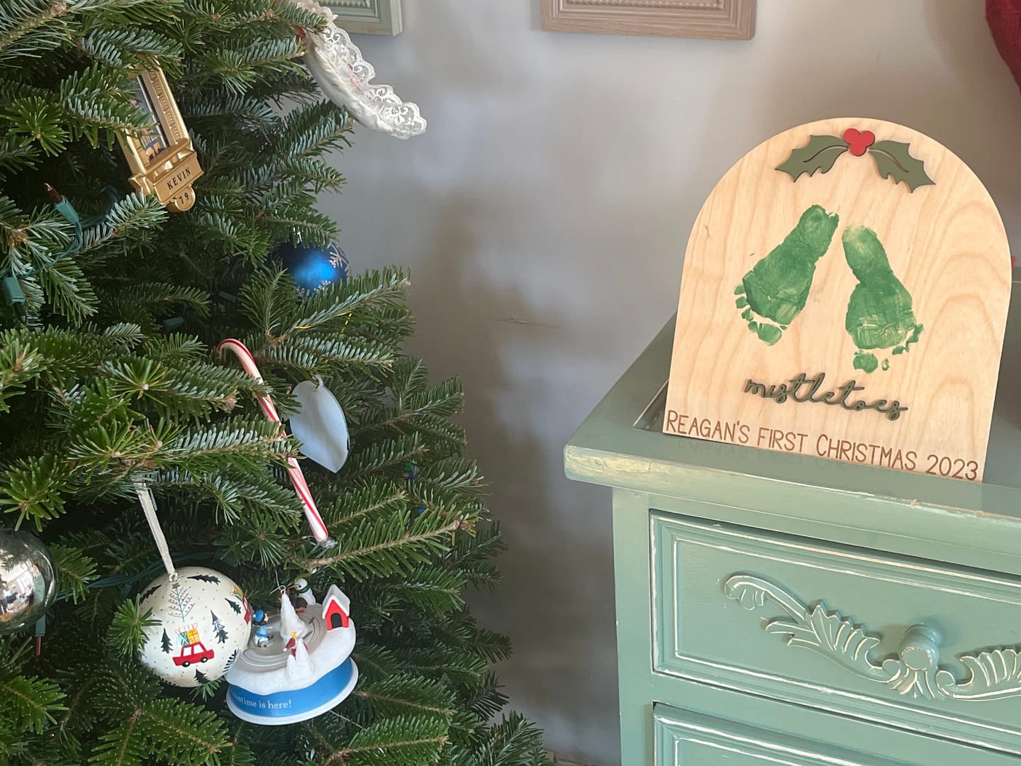 Customer photo review of Baby's First Christmas Mistletoe Footprint Craft