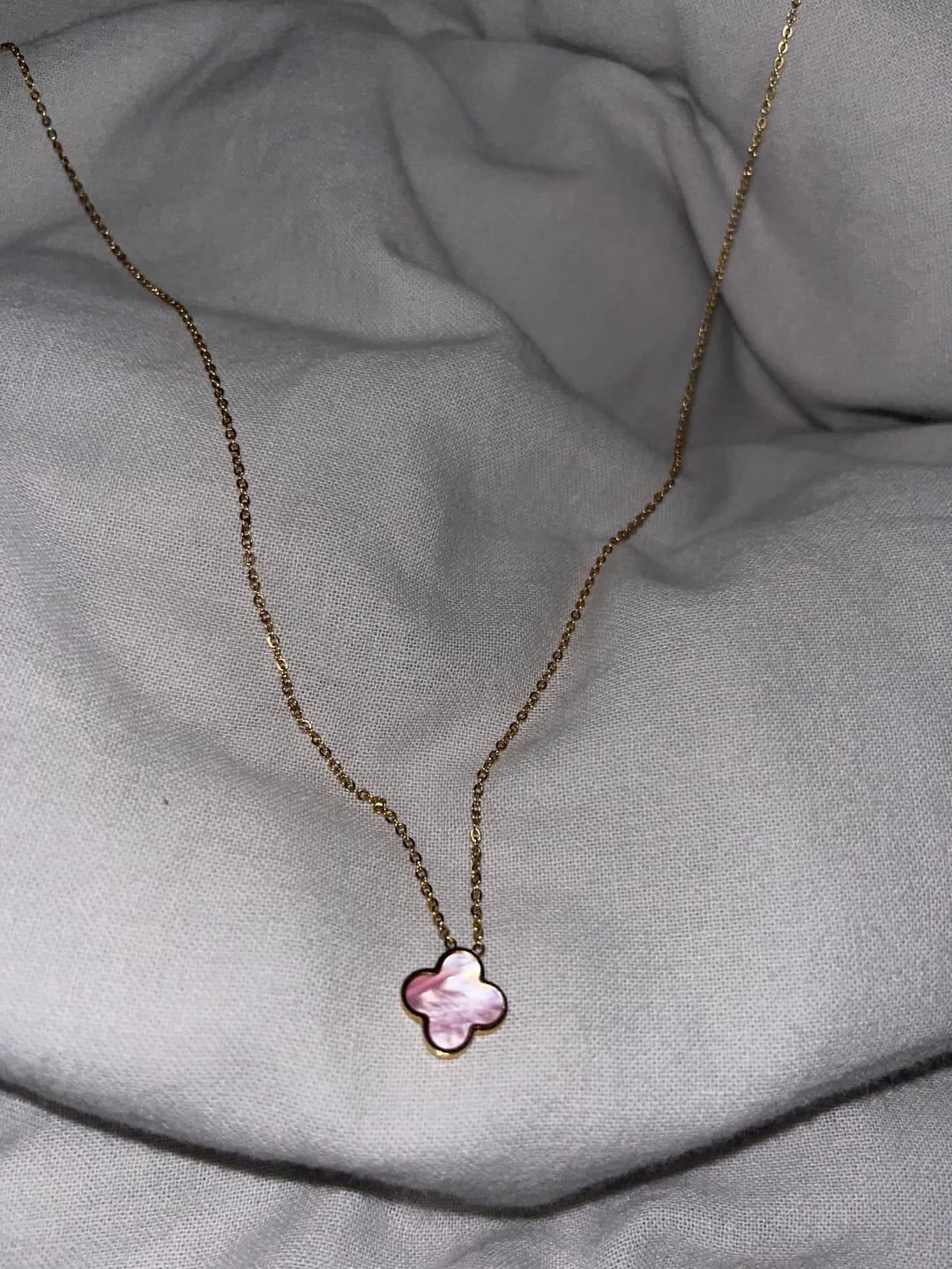 Customer photo review of Rosa Perlmutt Clover Kette | 18K vergoldet