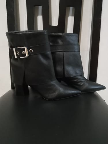 Customer photo review of Bota Cano Médio Capa Sobreposta Fivela Couro Preto