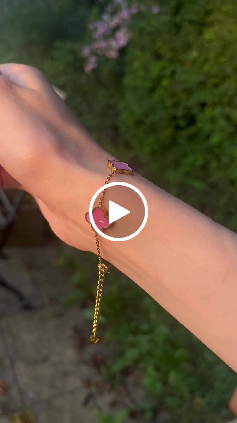 Customer video review of Rosa Perlmutt Clover Armband | 18K vergoldet