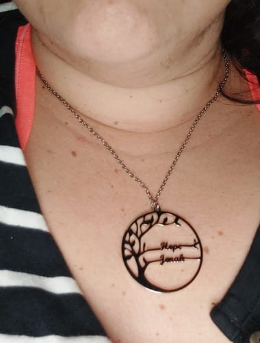 Customer photo review of Collier arbre généalogique personnalisable à prénoms en acier chirurgical