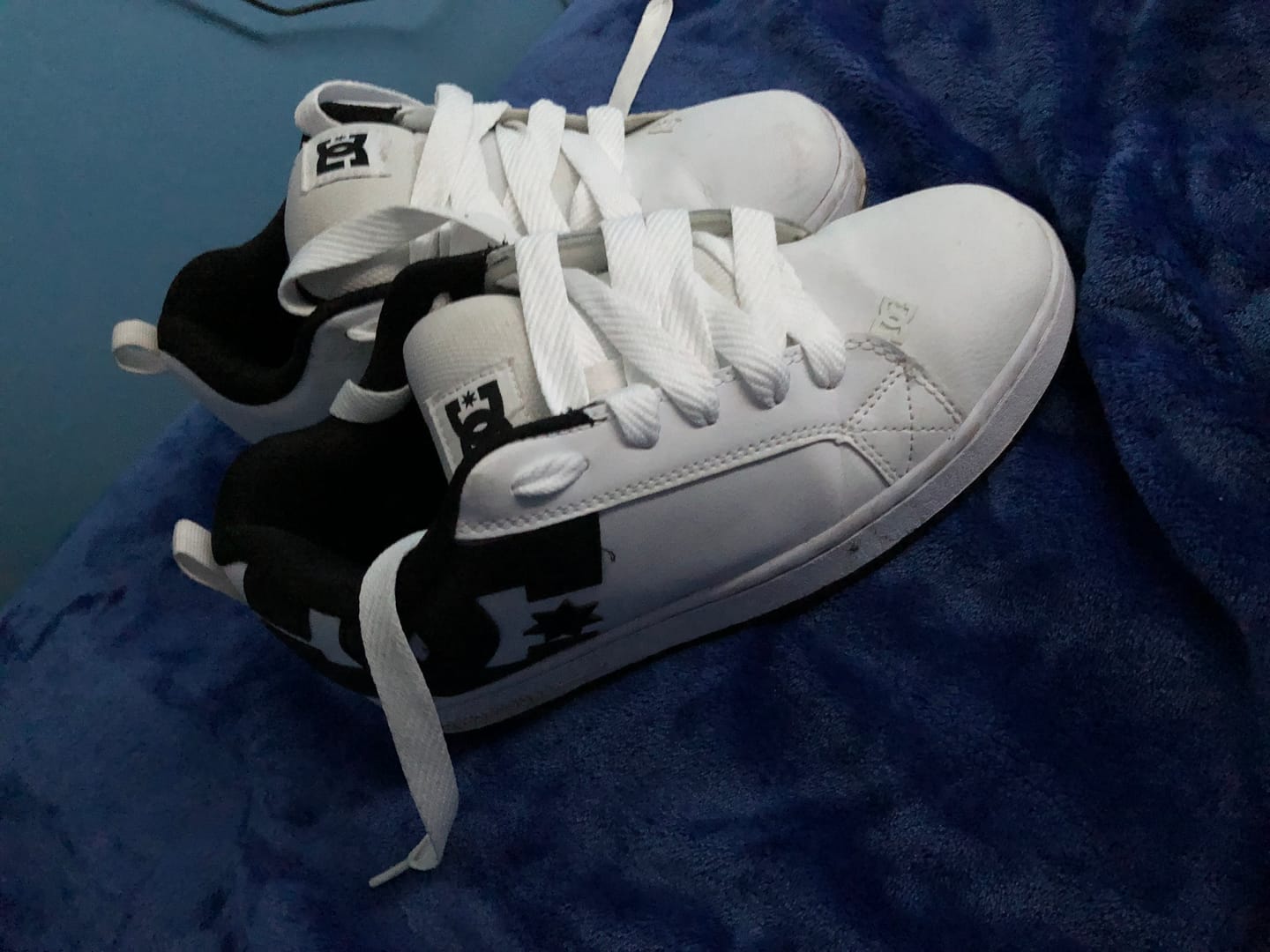 Customer photo review of Zapatilla DC Court Graffik Hombre Blanco