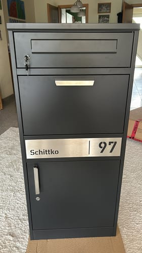 Customer photo review of AlbersDesign Stand-Paketbox PB1 Eisenglimmer (DB703) personalisiert mit Edelstahl-Schild