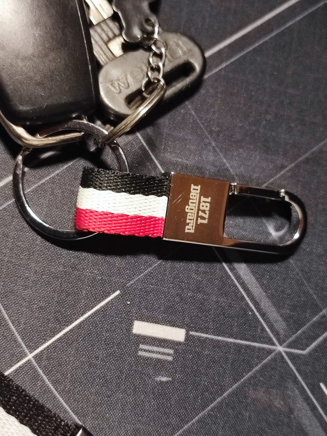 Customer photo review of Exklusiver Karabiner mit Schlüsselring und schwarz-weiß-rotem Band, Deutschland