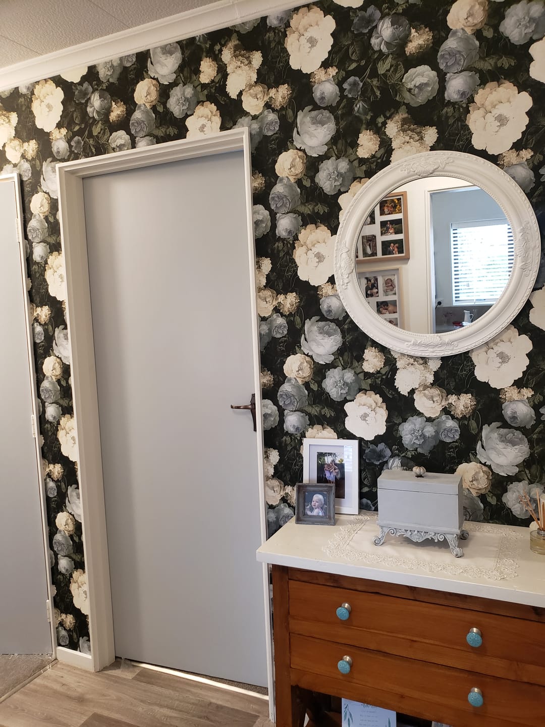 Customer photo review of Oil painting Bouquet Floral Wallpaper - Blue & Cream