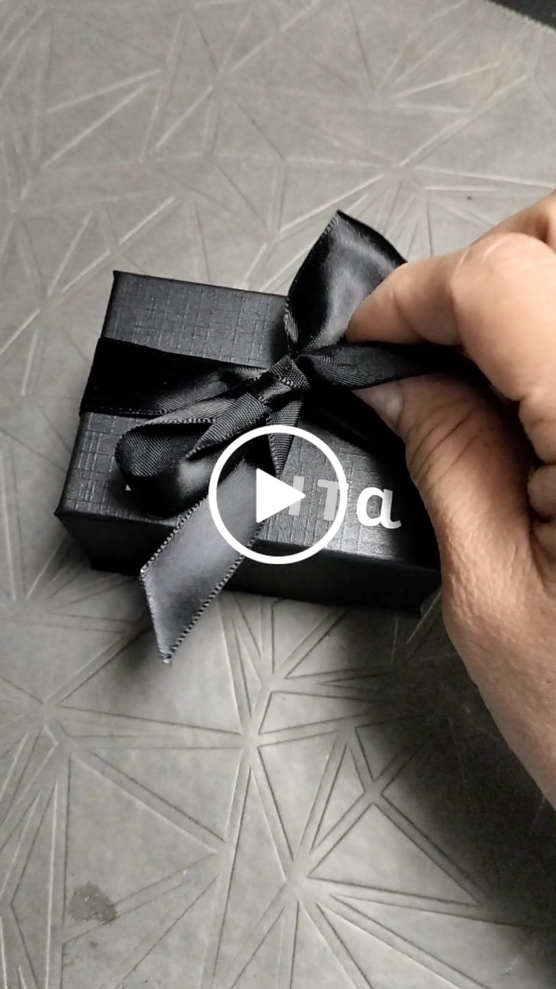 Customer video review of Mancuernillas Personalizadas con Iniciales