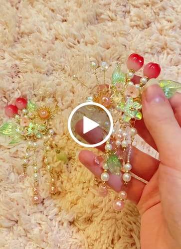 Customer video review of Xiao Taozi 小桃子 Little Peach Floral Pearl Clips