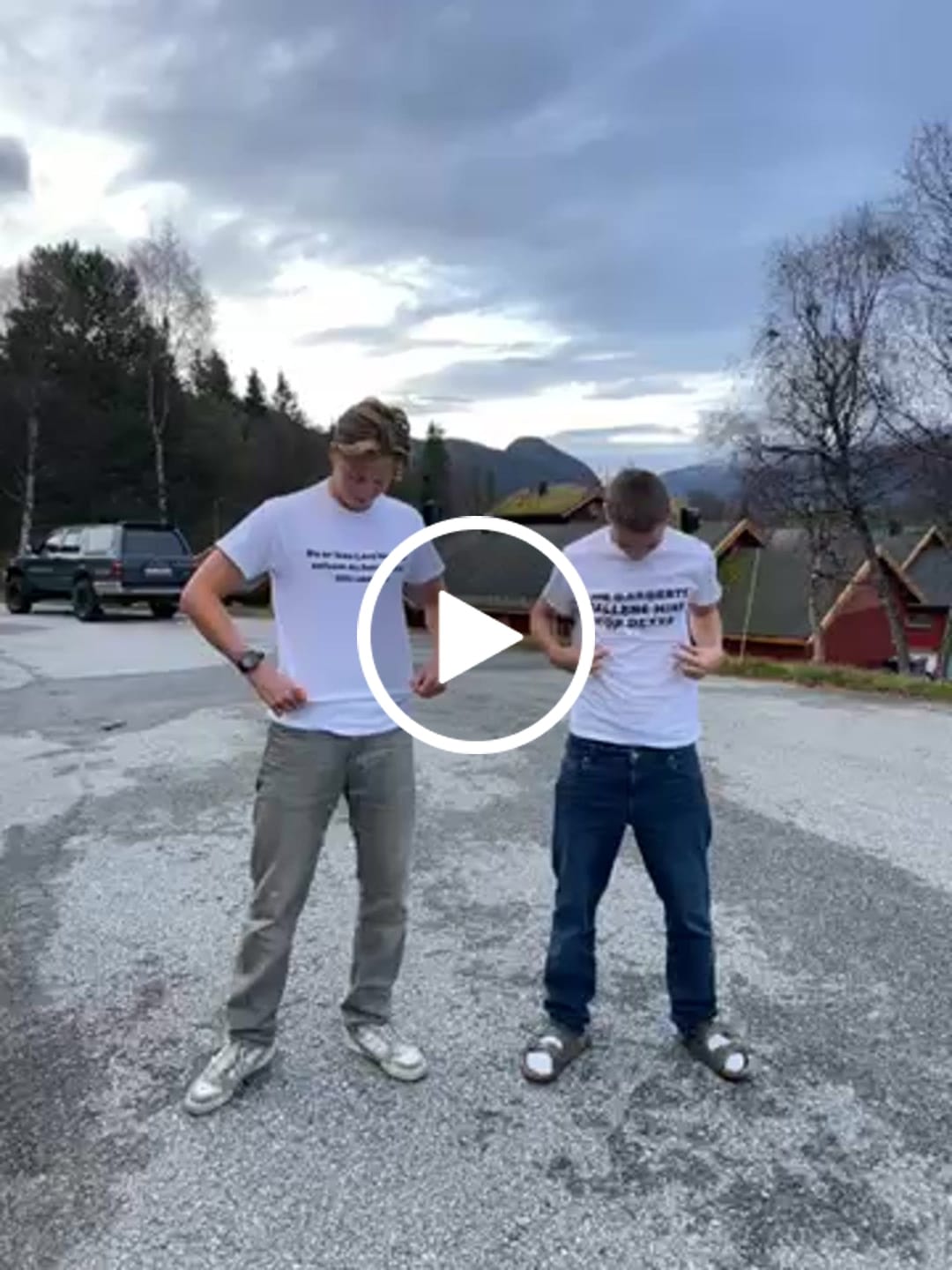 Customer video review of DU ER IKKE LARS MONSEN SELVOM DU HAR RUNKET LITT I SKOGEN  - T-SKJORTE