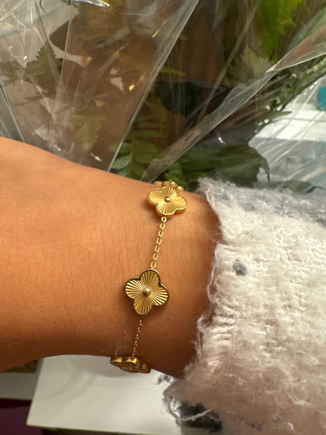 Customer photo review of Shine Clover Armband | 18K vergoldet