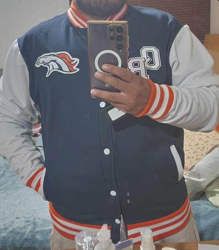 Customer photo review of Chamarra Universitaria NFL Broncos AFC