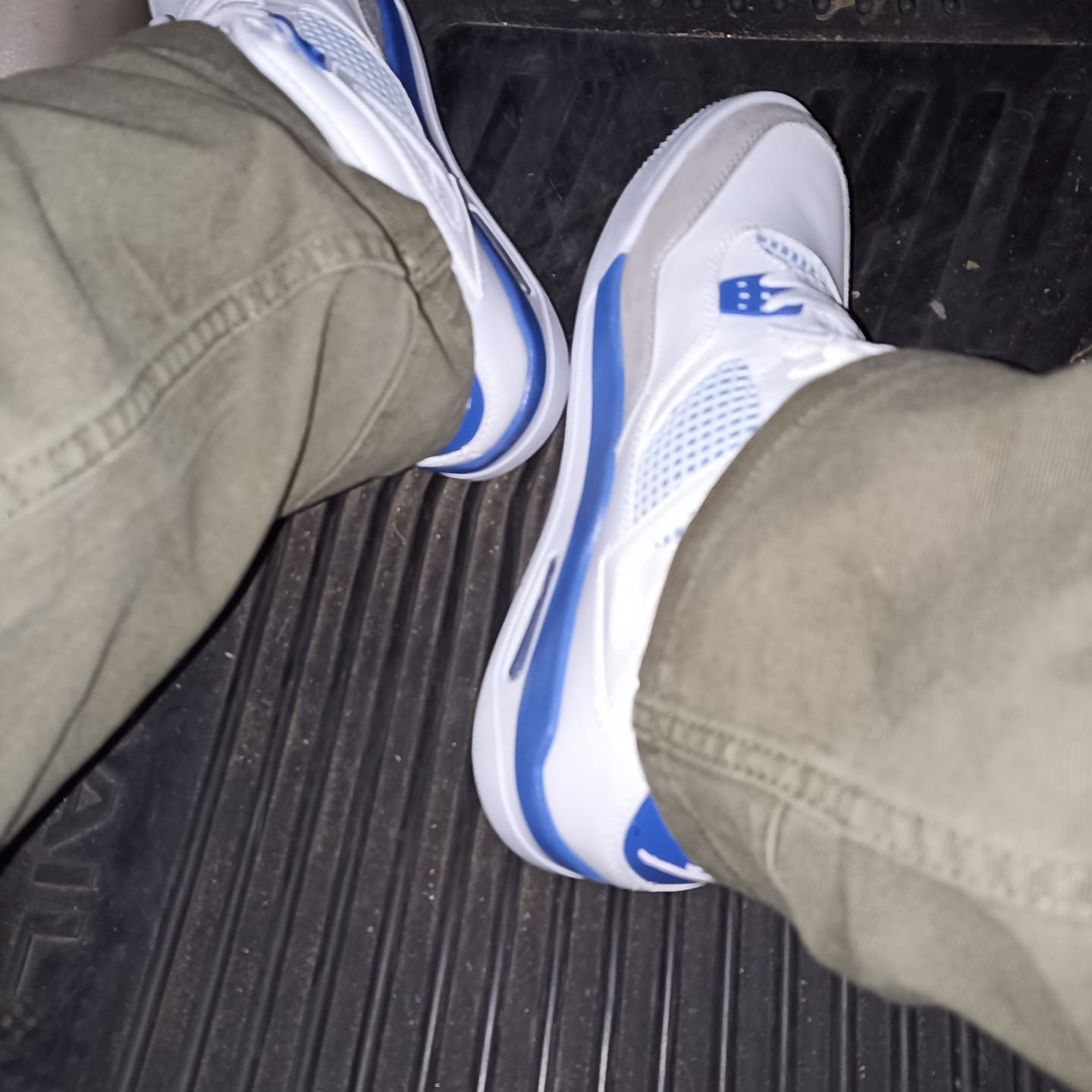 Customer photo review of Tenis Retro 4 Blanco Azul