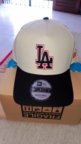 Customer photo review of 9FORTY A-Frame Los Angeles Dodgers Ivory Blaze 2-Tone Chrome White Snapback