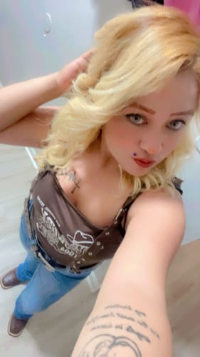 Customer photo review of LA GIRL Blue Prescription Colored Contact Lenses