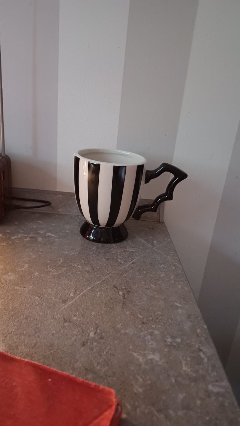 Customer photo review of Halloween Teetasse mit Fledermausflügel-Henkel