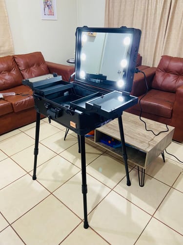 Customer photo review of Maleta de Maquillaje o Peluquería Profesional con Luces y Parlantes Tamaño M