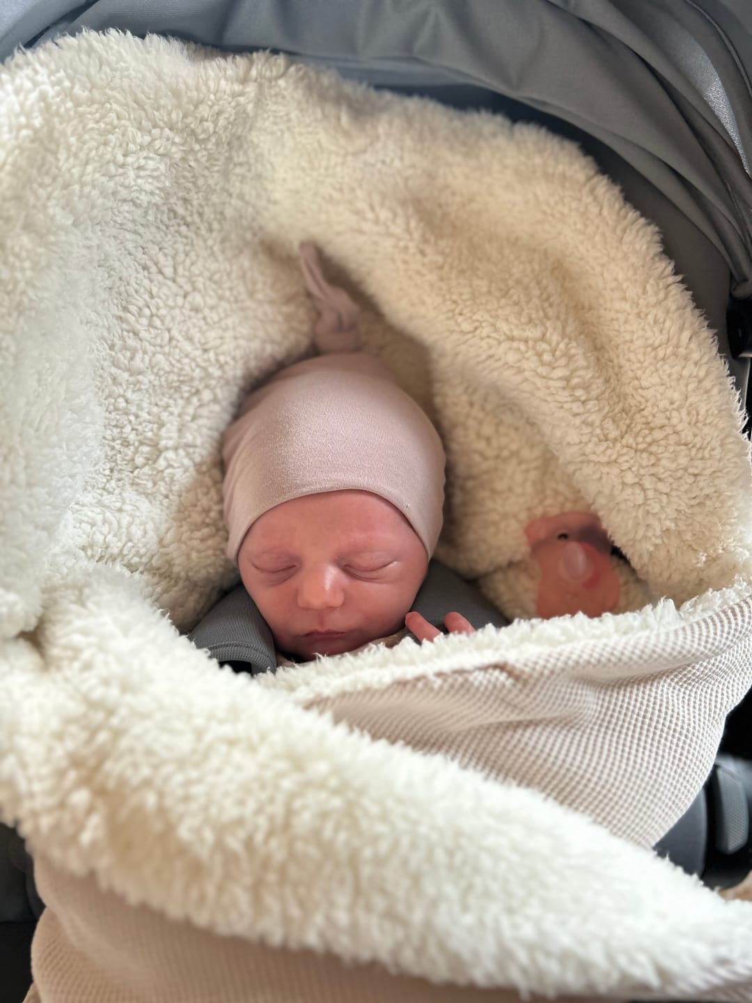 Customer photo review of Knotenmütze - Taupe