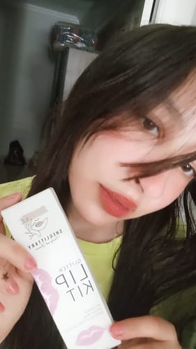 Customer photo review of Pretty Glitter Lip Kit