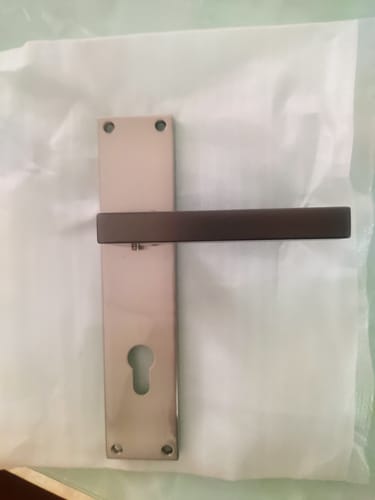 Customer photo review of Manilla modelo '848' de zamak para puertas con placa rectangular acabado bicolor grafito