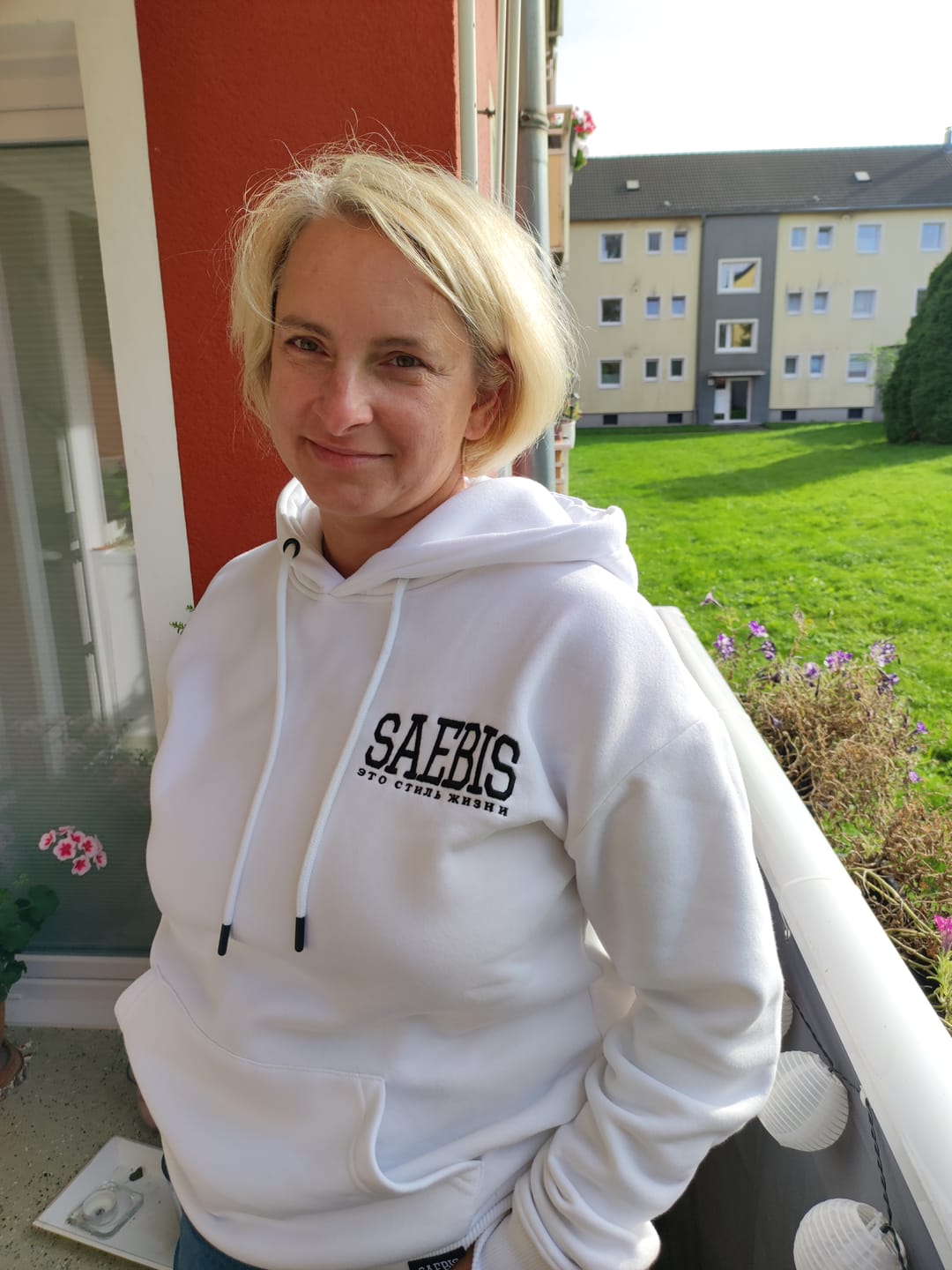 Customer photo review of Lifestyle Damen Oversized Hoodie weiß mit Stickerei by SAEBIS®