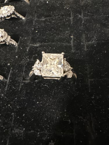 Customer photo review of 【734】"Cupid's Garden" 4 Carat Radiant Cut Moissanite Vine Ring