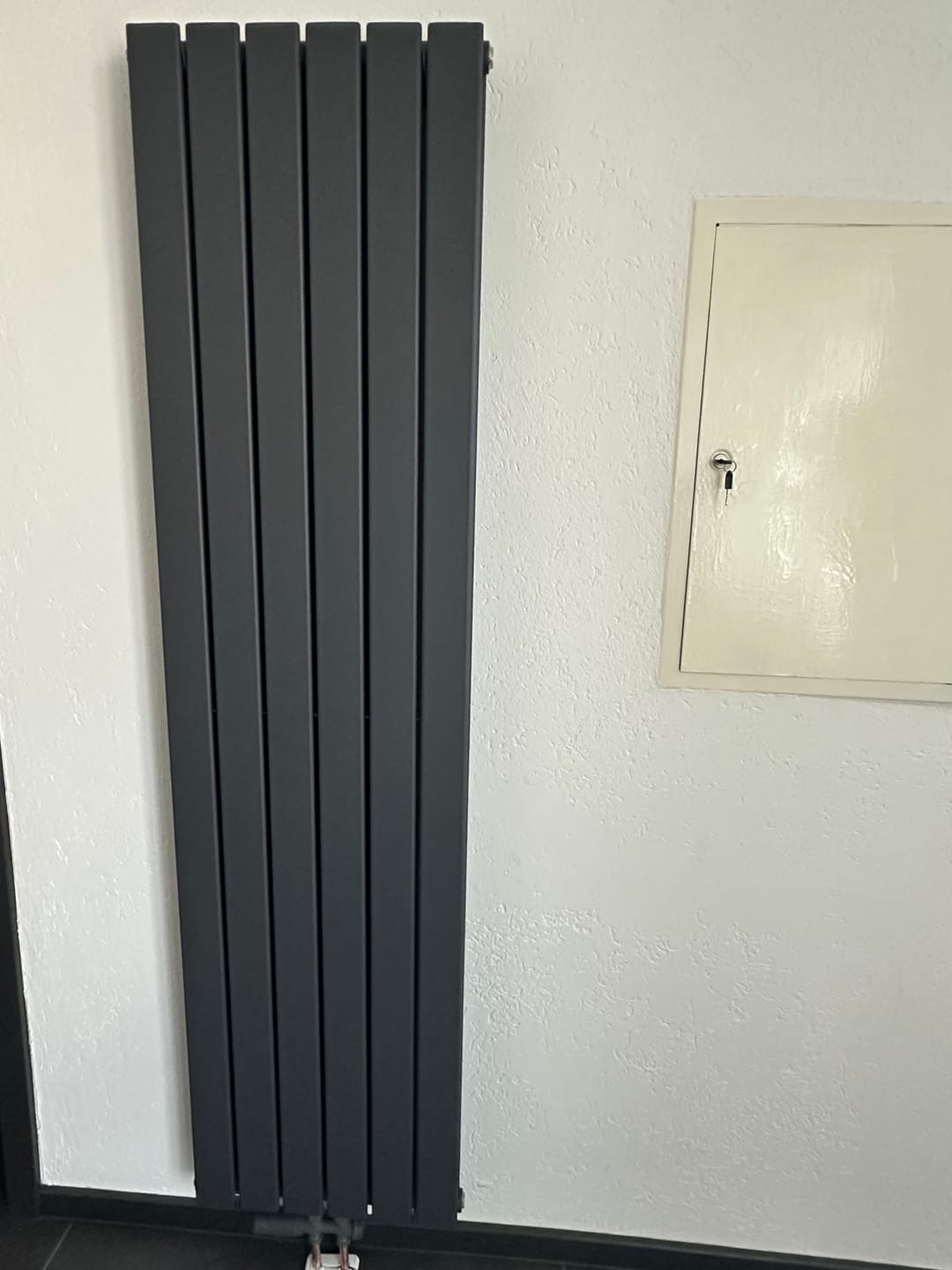 Customer photo review of SONNI Flach Heizkörper Paneelheizkörper Wandheizung Mittelanschluss 1800*462mm Anthrazit ohne/mit Mutiblock