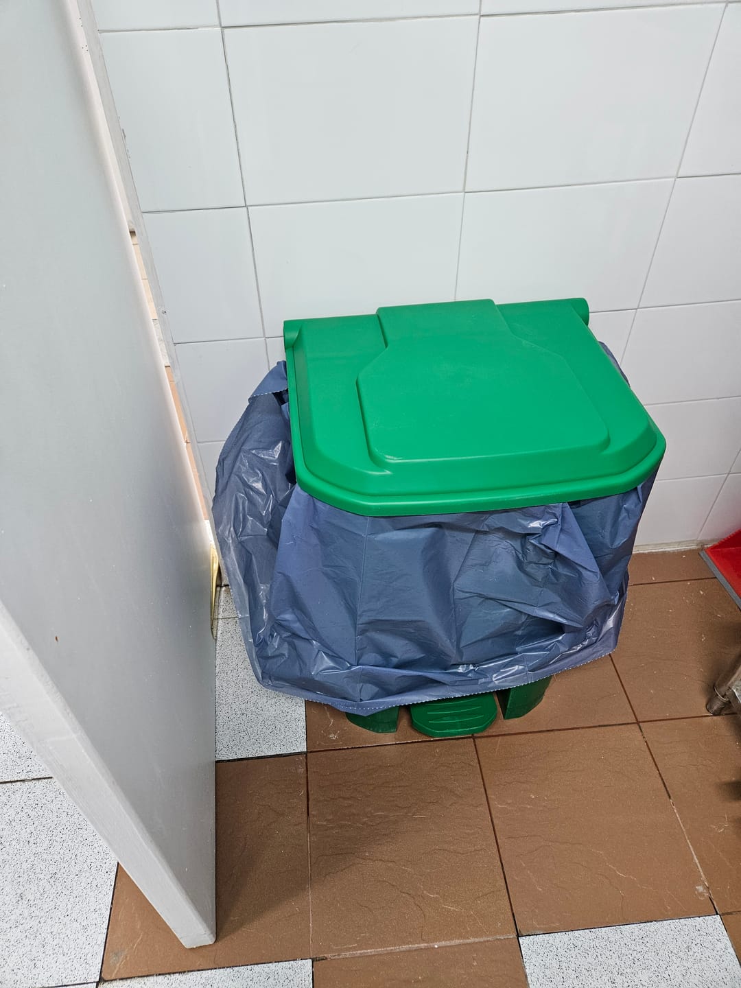 Customer photo review of Basurero Contenedor De Basura 30 50 80 Litros Cubo De Basura