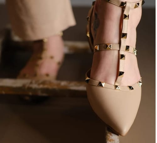 Customer photo review of Scarpin Aberto Slingback Salto Fino Detalhes Spikes Couro Nude