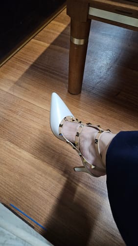 Customer photo review of Scarpin Aberto Slingback Salto Fino Detalhes Spikes Couro Nude