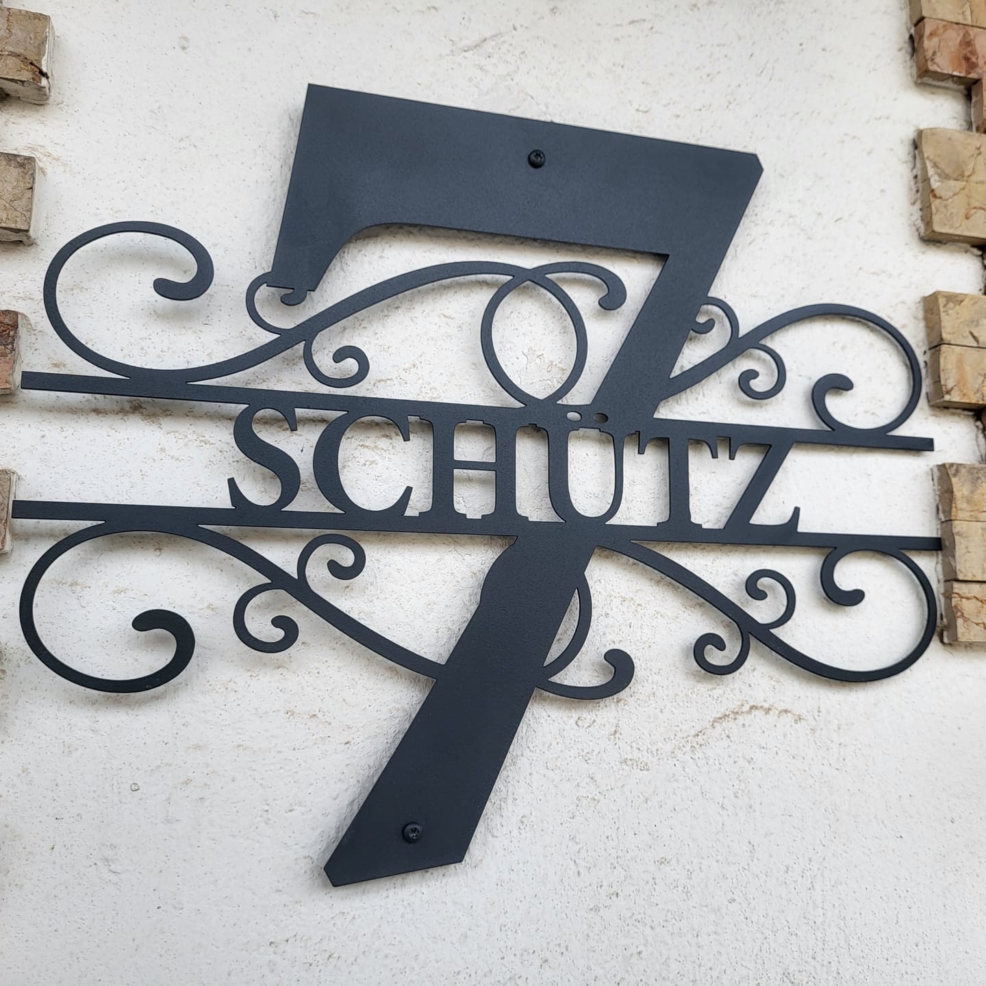 Customer photo review of Hausnummer-Türschild Ornamental Style mit Familiennamen (personalisierbar)