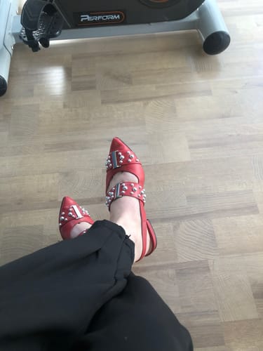 Customer photo review of Sapatilha Slingback Detalhes Spikes Couro Vermelho