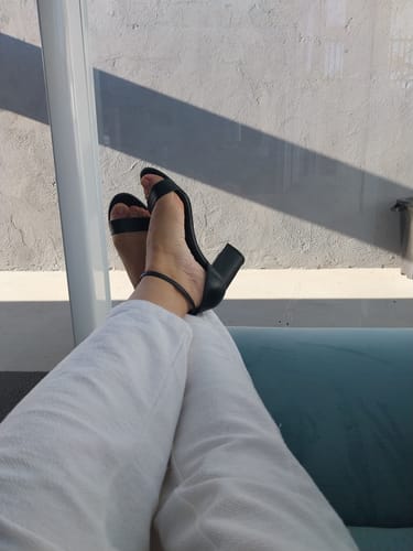 Customer photo review of Sandália Gisele Couro Preto