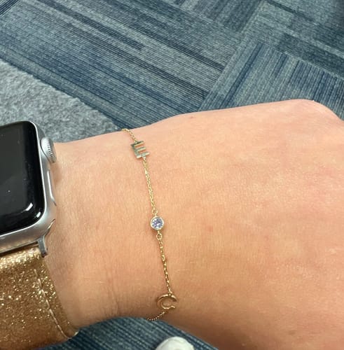 Customer photo review of Pulsera de iniciales con piedra de aniversario