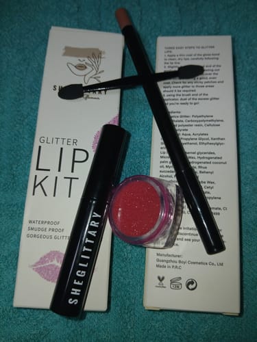 Customer photo review of Pretty Glitter Lip Kit