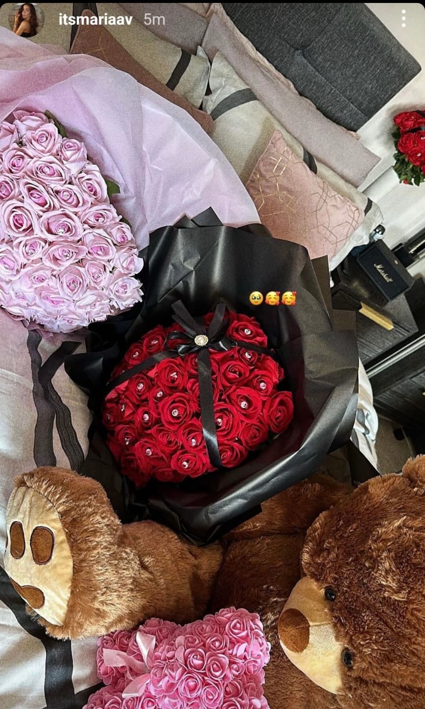 Customer photo review of 50 Red Forever Roses