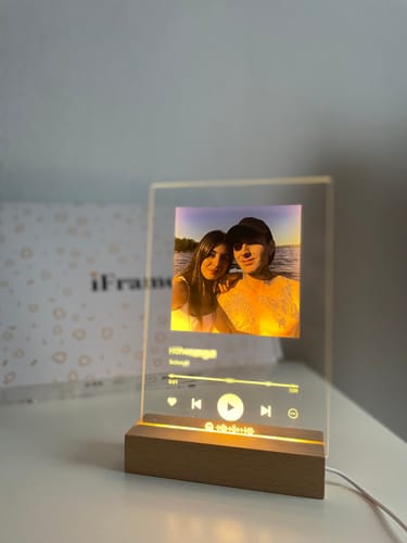 Customer photo review of Lâmpada Spotify Personalizável (Foto & Música)