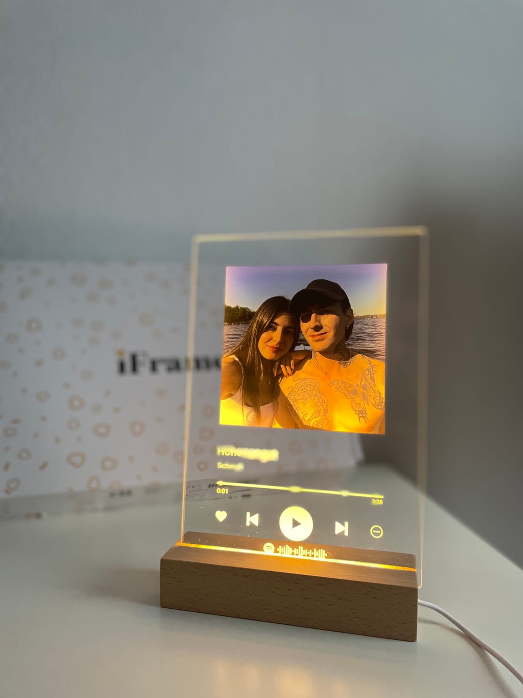 Customer photo review of Lâmpada Spotify Personalizável (Foto & Música)