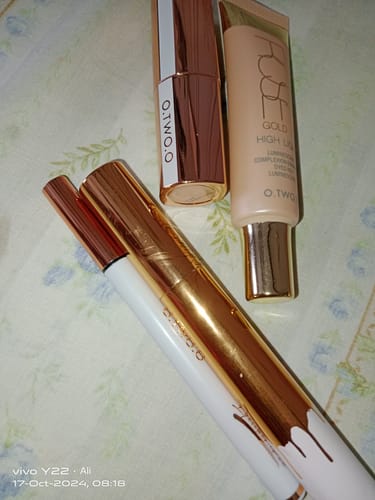 Customer photo review of O.TWO.O ROSE GOLD LIQUID HIGHLIGHTER