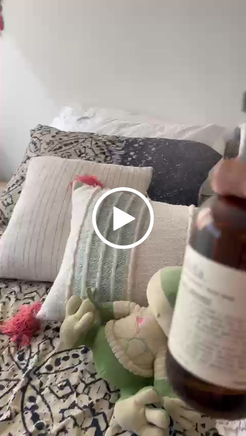 Customer video review of Santal  - Recarga Aromatizante en Spray |  Para Telas y Ropa de Cama  -  1000 ml
