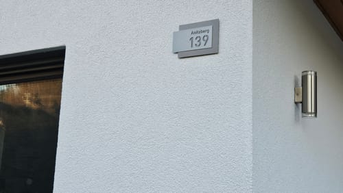 Customer photo review of Edelstahl-Hausnummer mit Straße, mit 3D Effekt, Rückplatte pulverbeschichtet in RAL9007, Frontblende in Edelstahl