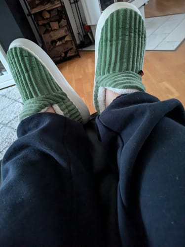 Customer photo review of HappyFlops Cozy