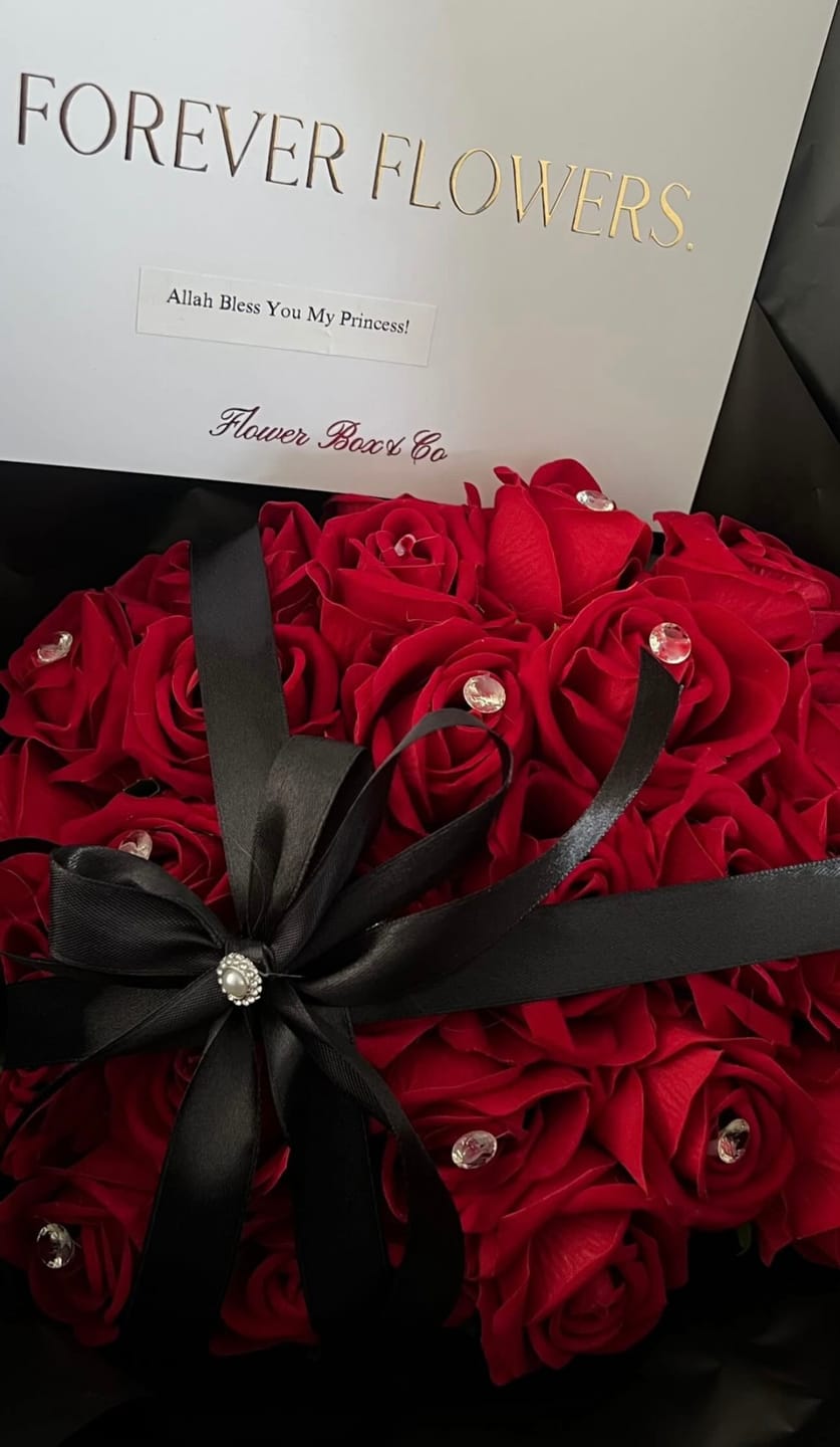 Customer photo review of 24 Red Forever Roses Black
