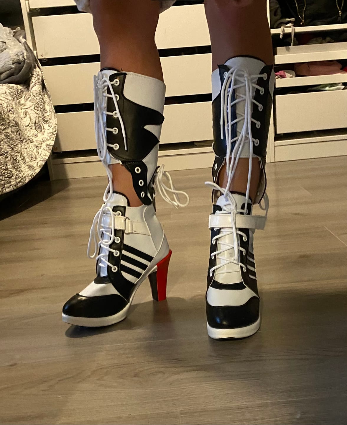 Customer photo review of Batman Suicide Squad Harley Quinn Stiefel Cosplay Schuhe