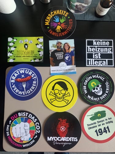 Customer photo review of GROSSE STICKER / AUFKLEBER • MENSCHHEITSFAMILIENMITGLIED (10 STK.)