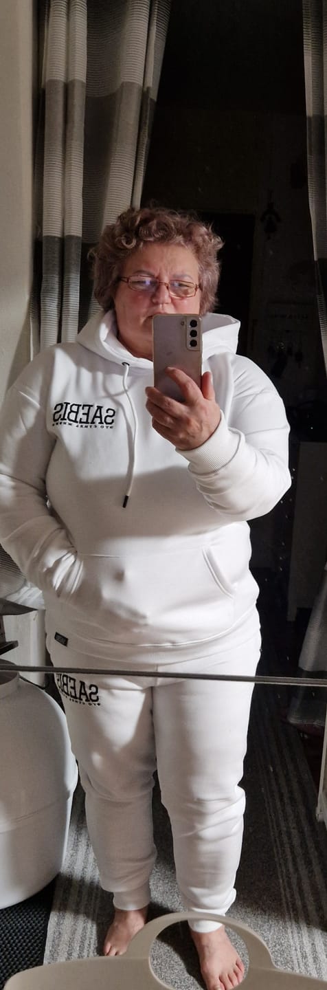 Customer photo review of Lifestyle Damen Oversized Hoodie weiß mit Stickerei by SAEBIS®