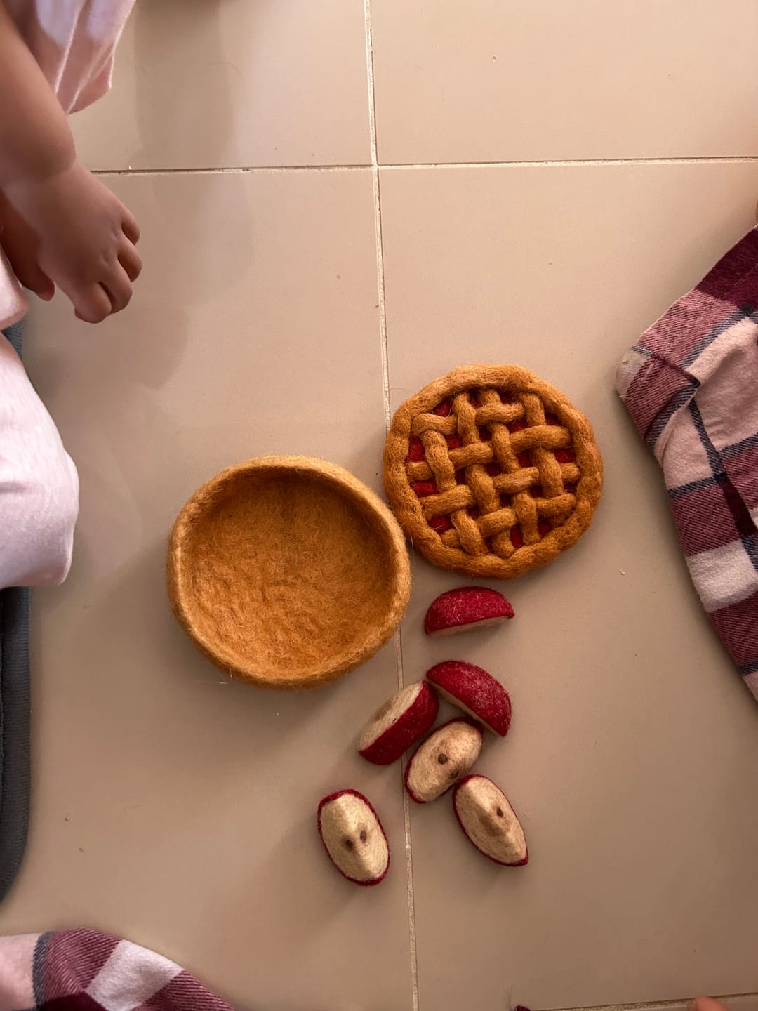 Customer photo review of Felt Apple Pie Play Food Set