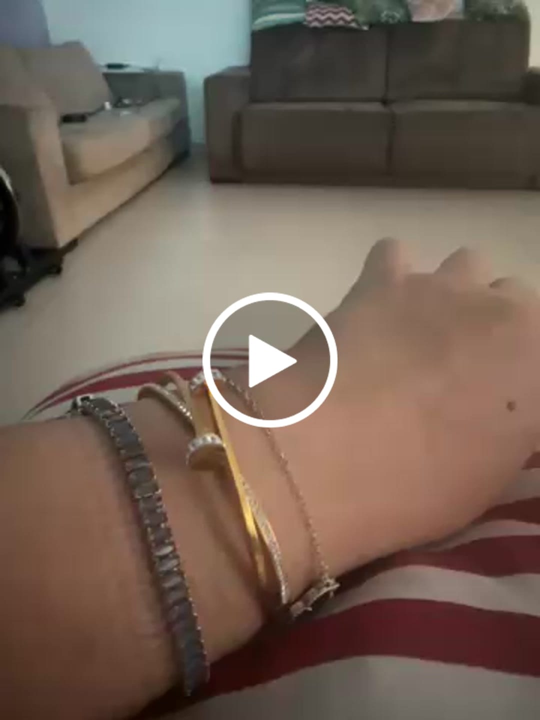 Customer video review of Bracelete Prego Zircônias Banhado em Ouro 18K