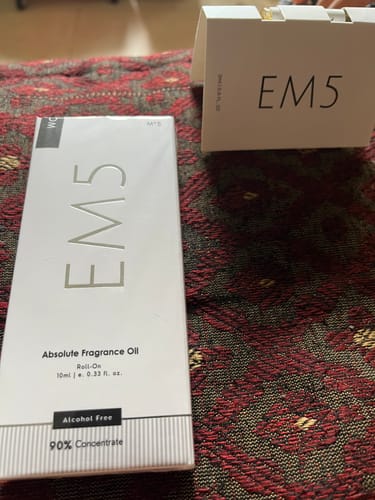 Customer photo review of EM5™ Woody Oud Perfume Oil Roll On (Attar) 90% Concentrate Non-Alcoholic for Men and Women, Strong and Long Lasting | Woody Oud Spicy Fragrance Perfume Oil | 10ml Roll-On Easy to Carry and Travel Friendly