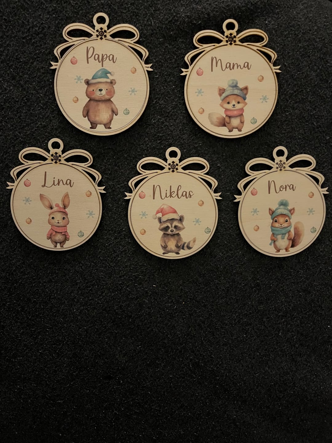 Customer photo review of Weihnachtskugeln Bär aus Holz personalisiert Tierfamilie